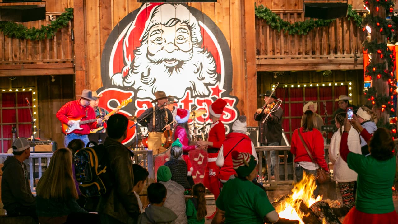Una vez que los visitantes ingresan al pueblito de Papá Noel encuentran una plazoleta con una tarima donde todo el tiempo hay música navideña en vivo. Es un ambiente festivo, donde se disfruta de las bandas al calor de una fogata central.