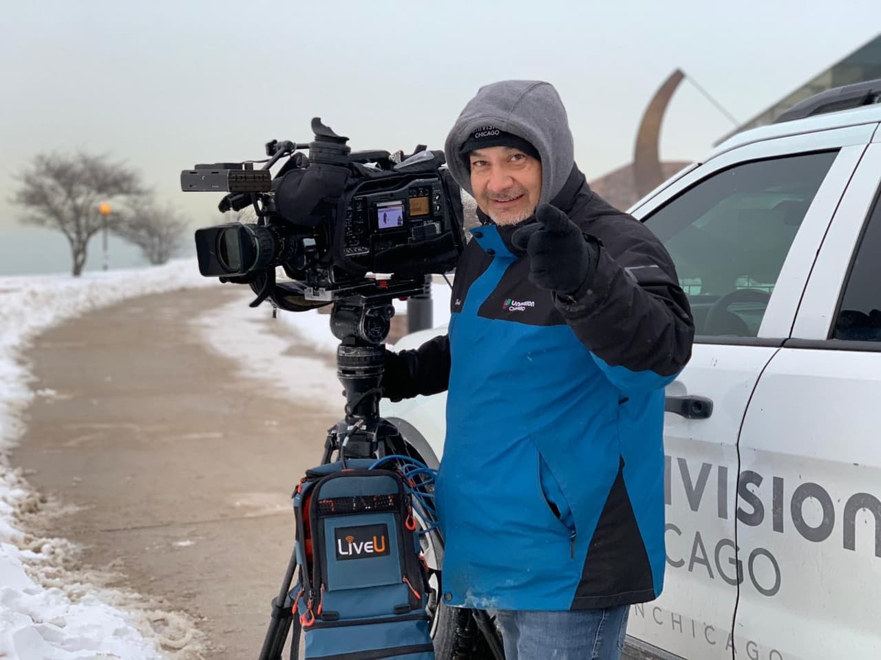 Jorge Rodas es otro de los camarógrafos que lleva largos años en Noticias Univision Chicago y también salió preparado para lo que viniera en la calle.