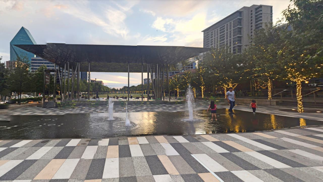 <b>Klyde Warren</b> es considerado uno de los puntos principales de encuentro para residentes de la zona en el norte de Texas.