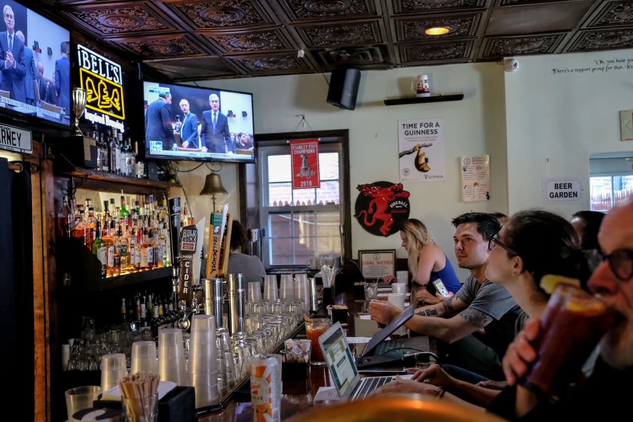 Los asistentes a un bar irlandés en Washington DC, pendientes de la intervención de Mueller en el Congreso. El exfiscal dijo a los congresistas que "sí" se puede enjuiciar a un presidente una vez que sale del cargo.