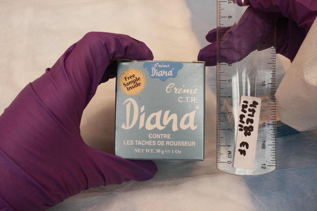 La FDA también
<a href="https://www.flickr.com/photos/fdaphotos/albums/72157629177581104"><u>alerta</u></a> sobre ciertos productos para la piel y cremas con mercurio. “Funcionarios federales de salud advierten a los consumidores que no usen cremas para la piel, jabones de belleza y antisépticos o lociones que podrían contener mercurio después de que exámenes consiguieran productos con el metal tóxico en al menos siete estados del país”.