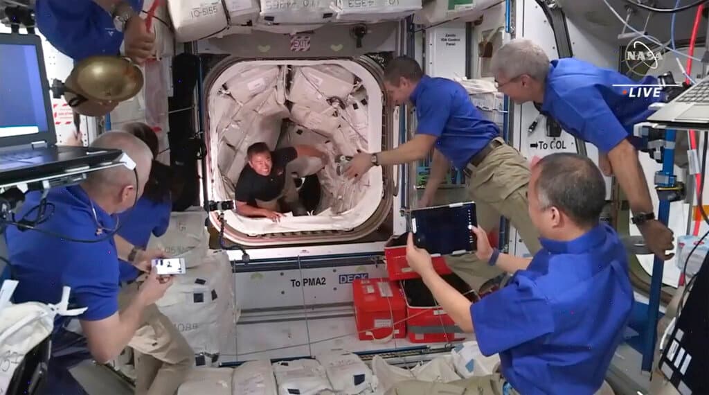 La misión 'Crew-2' ya está en la Estación Espacial Internacional, tras un acoplamiento exitoso de la cápsula de SpaceX