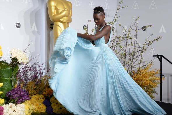 Y su vestido "azul Nairobi" Lupita Nyong'o lo lució y lo presumió lo más que pudo. Mira aquí lo último en chismes.