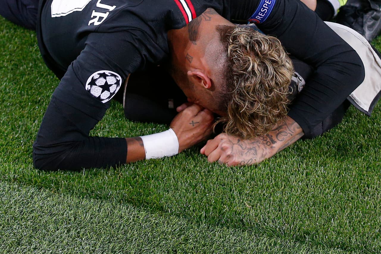 El uruguayo, en un intento por rematar al arco de David Ospina, se llevó al brasileño quien quedó muy dolorido.