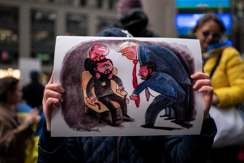 Durante la manifestación pro Ucrania en Times Square, hubo representaciones artísticas de cómo algunos vieron la reunión de Zelensky en la Casa Blanca, mientras intentaba negociar con el presidente Trump y el vicepresidente JD Vance. Quedó grabada la advertencia del presidente de Estados Unidos: "O hace un trato o nos salimos. Y 
<b>si nos salimos, luchará por su cuenta"</b>.