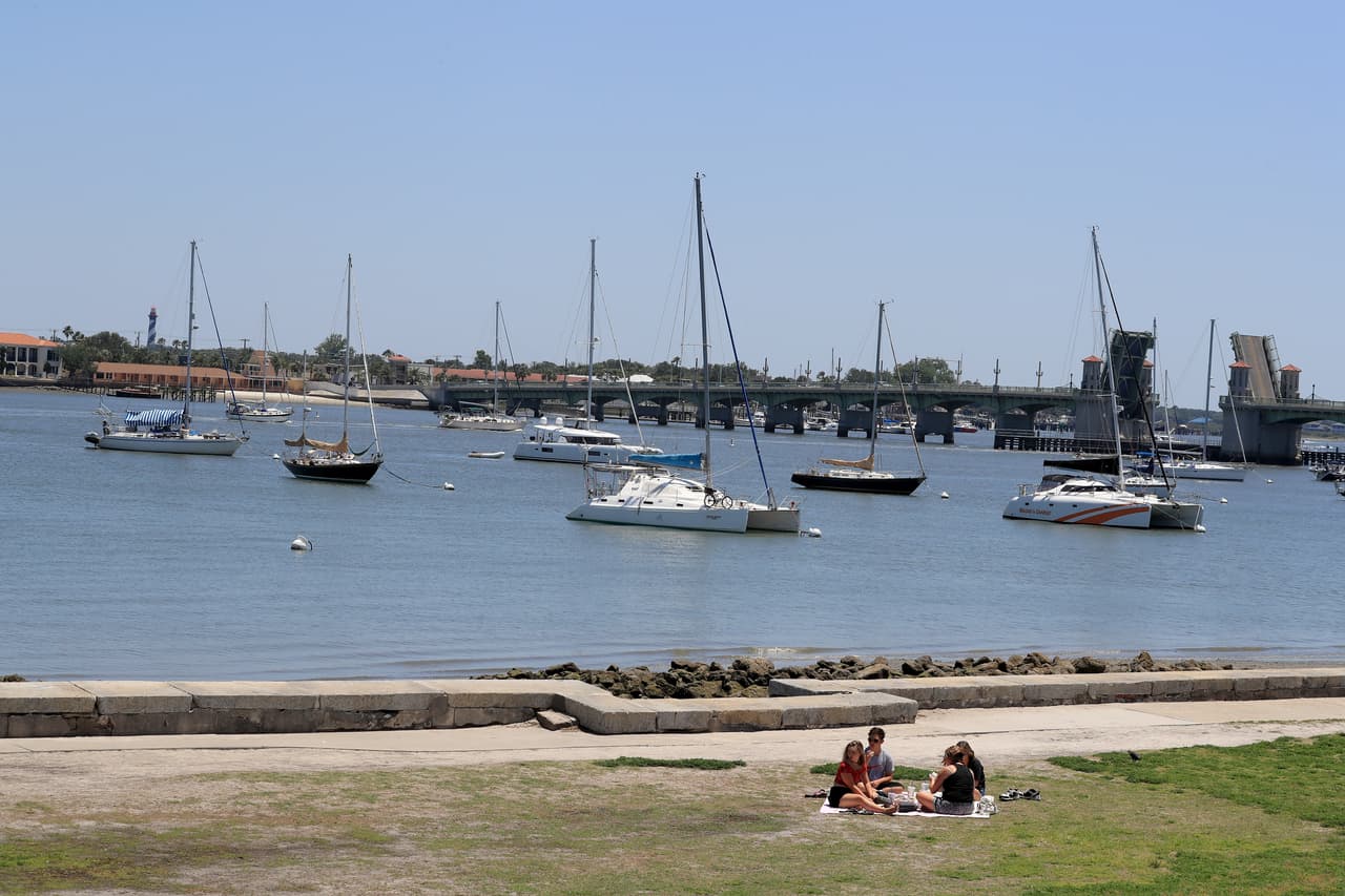 Otros decidieron hacer picnic en la grama frente al mar. 
<br>