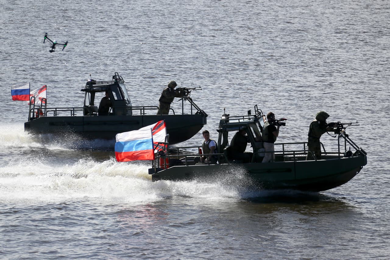 Uno de los equipos rusos en la competencia ‘aguas abiertas’, donde los militares luchan por mantener y ganar posiciones utilizando vehículos y tropas en un entorno acuático. 
<br>
<br>En los últimos años China y Rusia han profundizado la cooperación en energía, infraestructura y defensa, y estos ejercicios son parte de la colaboración entre estos países.