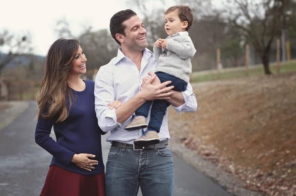 Bruce es un niño feliz, rodeado del amor de sus papis.