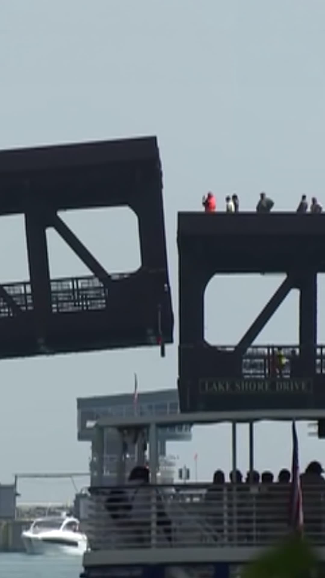 El calor extremo genera una falla en el puente del Río Chicago
