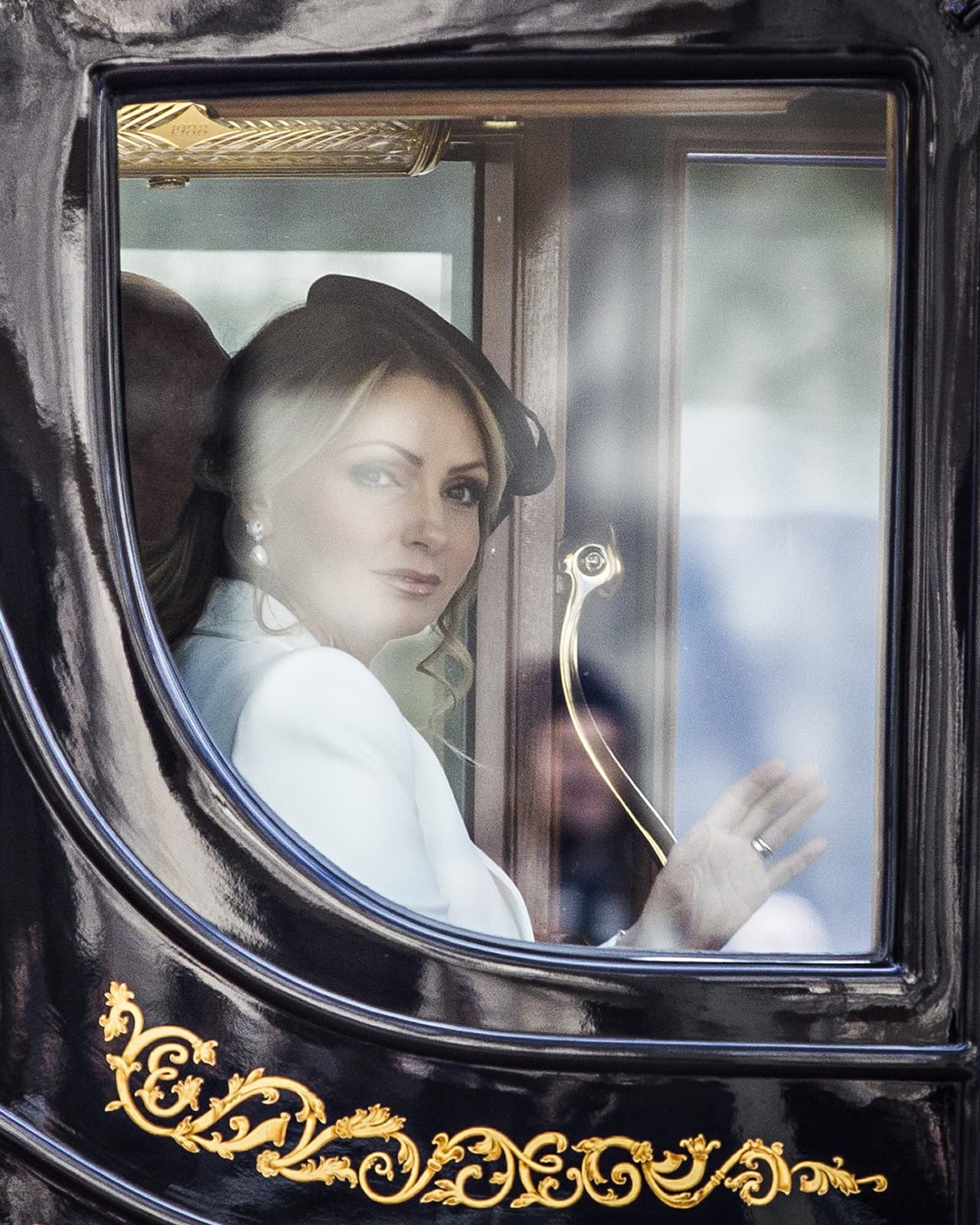 La protagonista de 'Destilando amor' se encontraba atenta en el tradicional recorrido, en el cual participaron 17 carruajes del siglo XVIII.