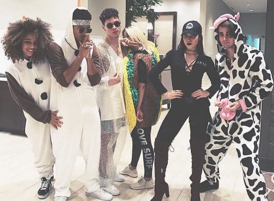 Con su alegría característica, lucieron sus disfraces y compartieron un buen rato.