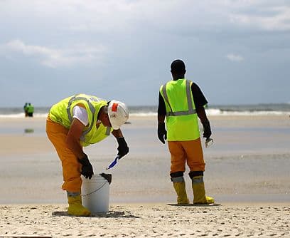 Como el fin del mundo. Nadie sabe cuánto tiempo tardarán en sacar todo el petróleo vertido en el Golfo de México. Por ahora gran parte de los trabajos han sido destinados a detener el vertido y preparar las playas para la marea negra. Pero una vez que llegue podremos ver la magnitud del desastre. Serán días terribles, tristes, tenebrosos, amargos para Estados Unidos.
