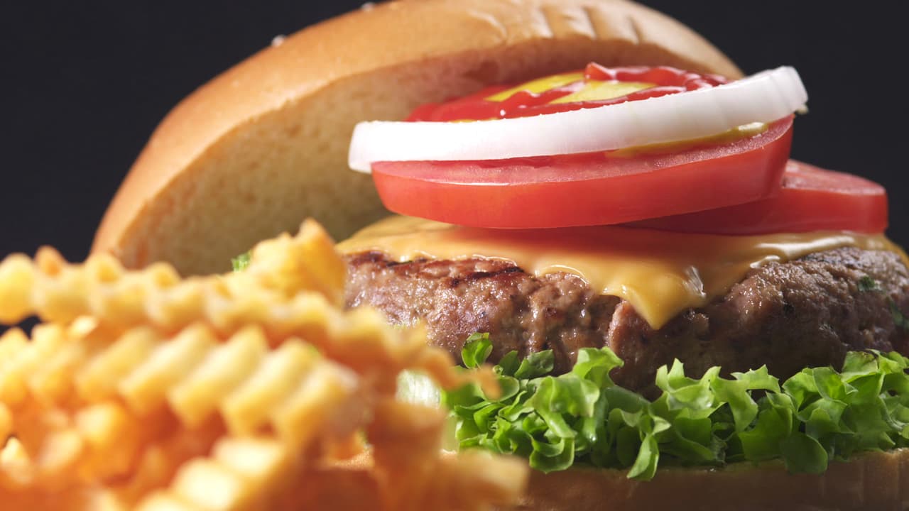 Hamburguesa con Queso y Papas Fritas