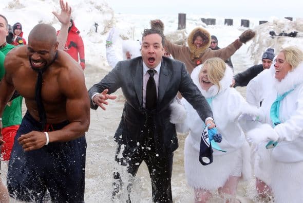 ¡Lo hizo!Mira lo congelado que quedó el comediante Jimmy Fallon luego de aceptar el reto que le hizo el alcalde de Chicago Rahm Emanuel de lanzarse a las congeladas aguas del Lago Chicago durante el Polar Plunge 2014 y con un temperatura de 2 grados