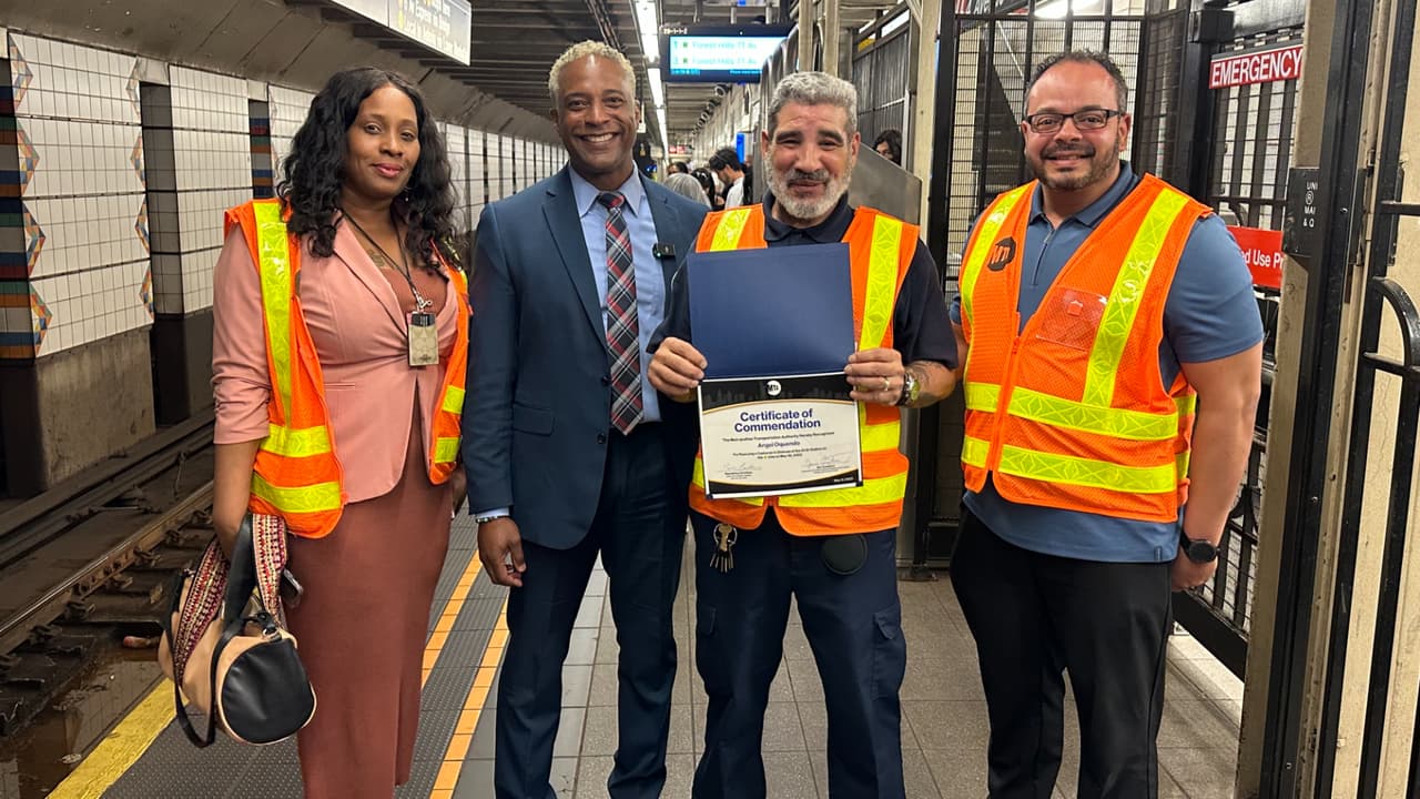 MTA felicita a empleado del metro que rescató al pasajero que empujaron a las vías en Brooklyn