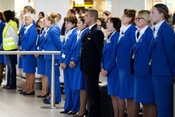 Stewards y azafatas guardaron un minuto de silencio en el aeropuerto de Schiphol para conmemorar a las víctimas del avión del Malaysia Airlines.  