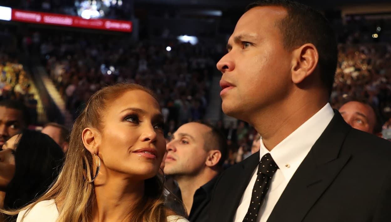 "Principalmente están hablando con sus respectivos abogados, pero han tenido algunas conversaciones uno a uno, y 
<b><a href="https://www.univision.com/famosos/a-rod-jlo-st-tropez-ruptura" target="_blank">Alex siempre hace un punto para felicitar a 'Jen'</a></b>", reveló la fuente. 
<br>