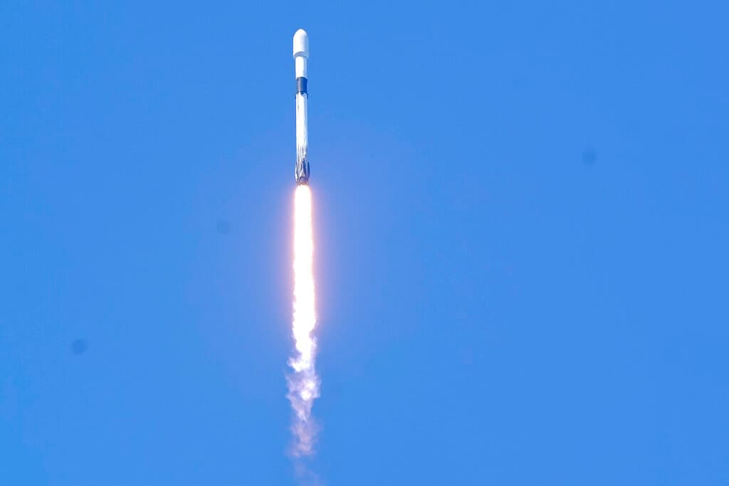 Lanzamiento de un cohete Falcon 9 de SpaceX en el que se transportaron unos 60 satétlites Starlink en mayo de 2021.