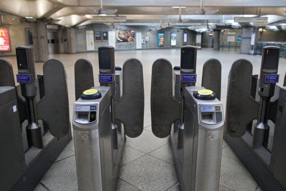 Los sindicatos rechazan los planes de clausura de las oficinas de billetes, pues supondrán un recorte de 750 empleos.