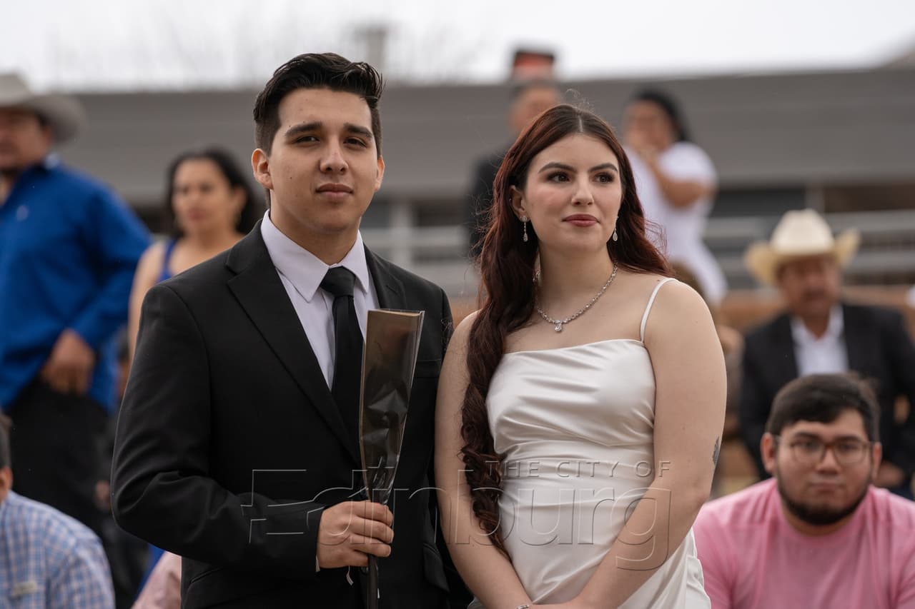 El juez Charle Espinoza llevo a cabo las uniones sin costo alguno, continuando la tradición que comenzó hace 29 años.