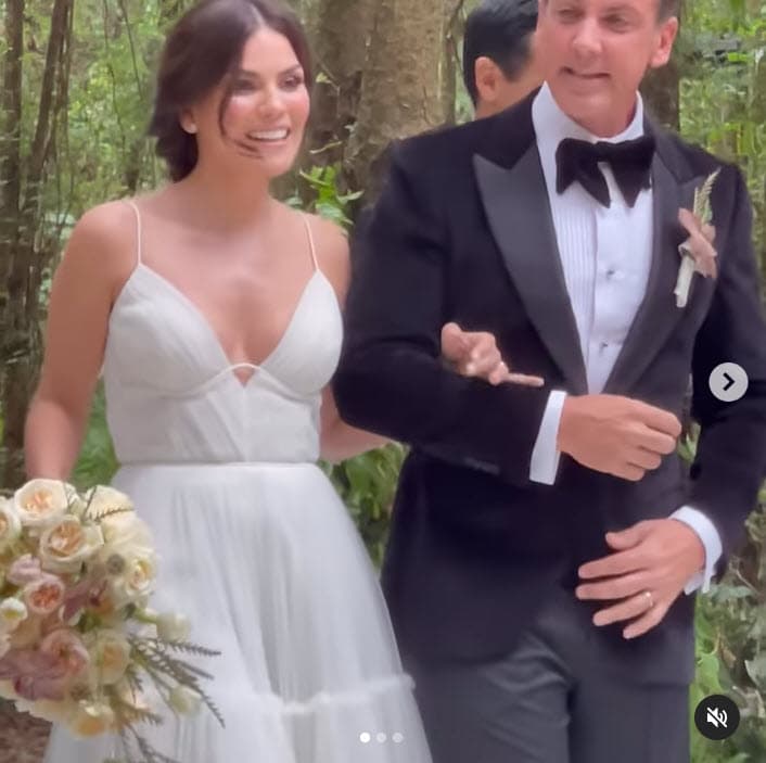 La presentadora y Carlos Ponce
<b> <a href="https://www.univision.com/shows/el-gordo-y-la-flaca/karina-banda-y-carlos-ponce-celebran-primer-aniversario-de-bodas-fotos" target="_blank">se habían casado de manera muy íntima y al civil</a></b> en Florida el 30 de junio de 2020, pero faltaba la boda religiosa. Tras meses de espera, lo hicieron ante quienes más quieren y bajo un mágico entorno como el que presenciaron el pasado fin de semana. 
<br>