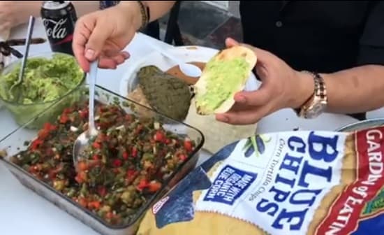 También preparó algunas tostadas para su familia e invitados, y se tomó el tiempo de mostrar cómo se elaboraba una rica tostada a la Larry Hernández.