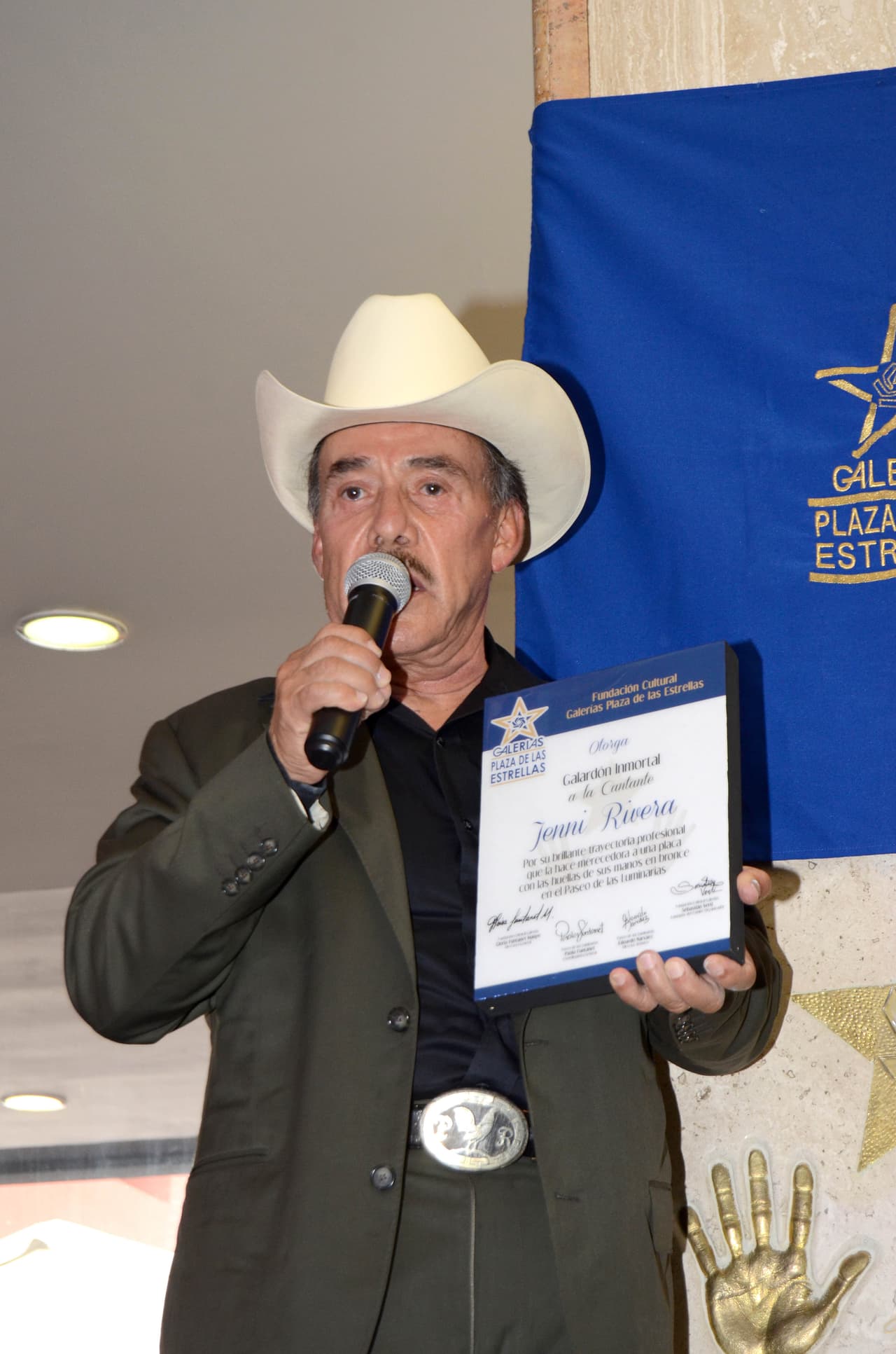 "Pues a mí también me asustaron, porque no sé si alguien aquí en la oficina o un reportero dio la noticia de que estaba hospitalizado, pero nunca he estado hospitalizado", dijo a 
<b><a href="https://www.tvazteca.com/aztecauno/ventaneando/especiales/videos/exclusiva-don-pedro-rivera-niega-que-haya-sido-hospitalizado-por-un-infarto-aqui-nos-explica-que-fue-lo-que-realmente-le-sucedio" target="_blank">'Ventaneando'</a></b>.