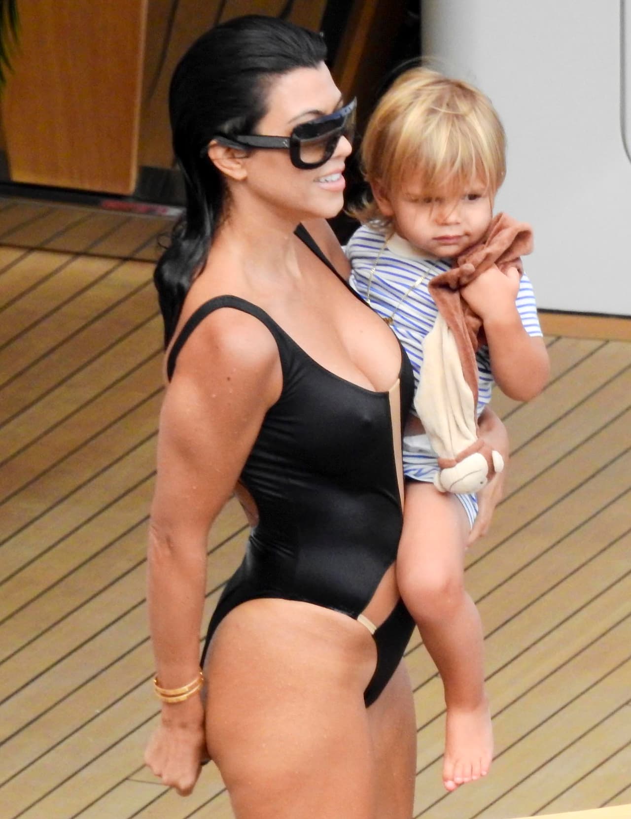 No descuida a sus pequeños, aquí con Reign, el más pequeño de todos.