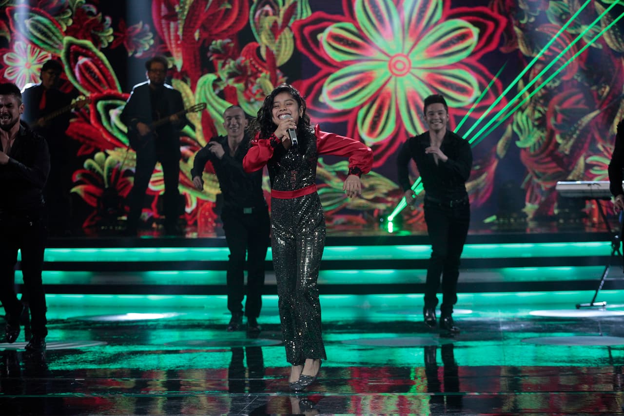 Adilene también impresionó a los jueces, cantó y bailó 'Mi tierra', de Gloria Estefan. María León le aplaudió que saboreara cada nota y que resolviera las escalas complicadas.