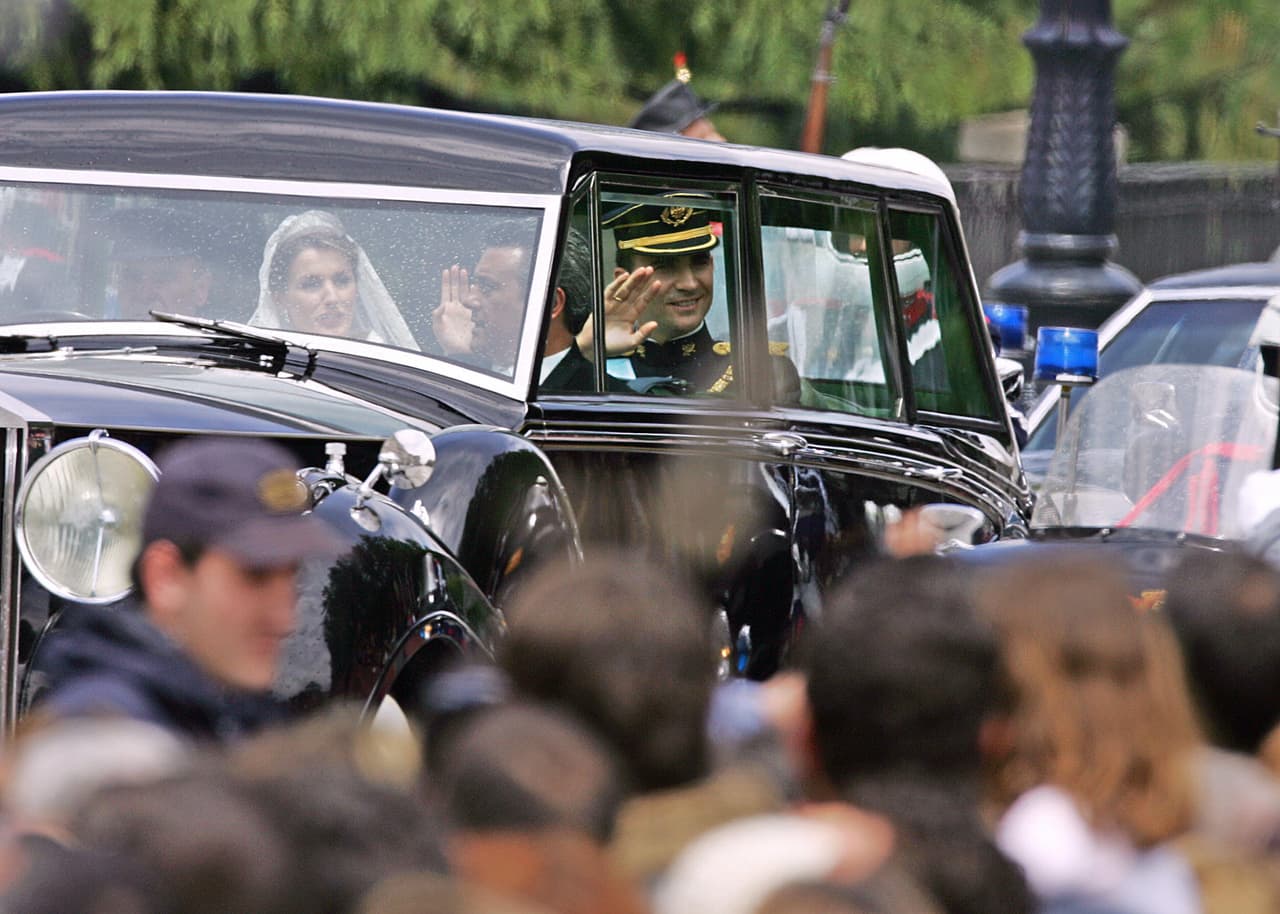 De acuerdo al medio español, el Ministerio del Interior gastó más de siete millones de euros en seguridad (alrededor de 7 millones 800 mil dólares). Cerca de 
<b>20 mil agentes especiales </b>estuvieron pendientes de que la única noticia del día fuera la felicidad de los novios.