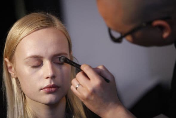 ¿El touch? Iluminar generando un contraste entre el arco de la ceja y el lagrimal externo, para ampliar la mirada.