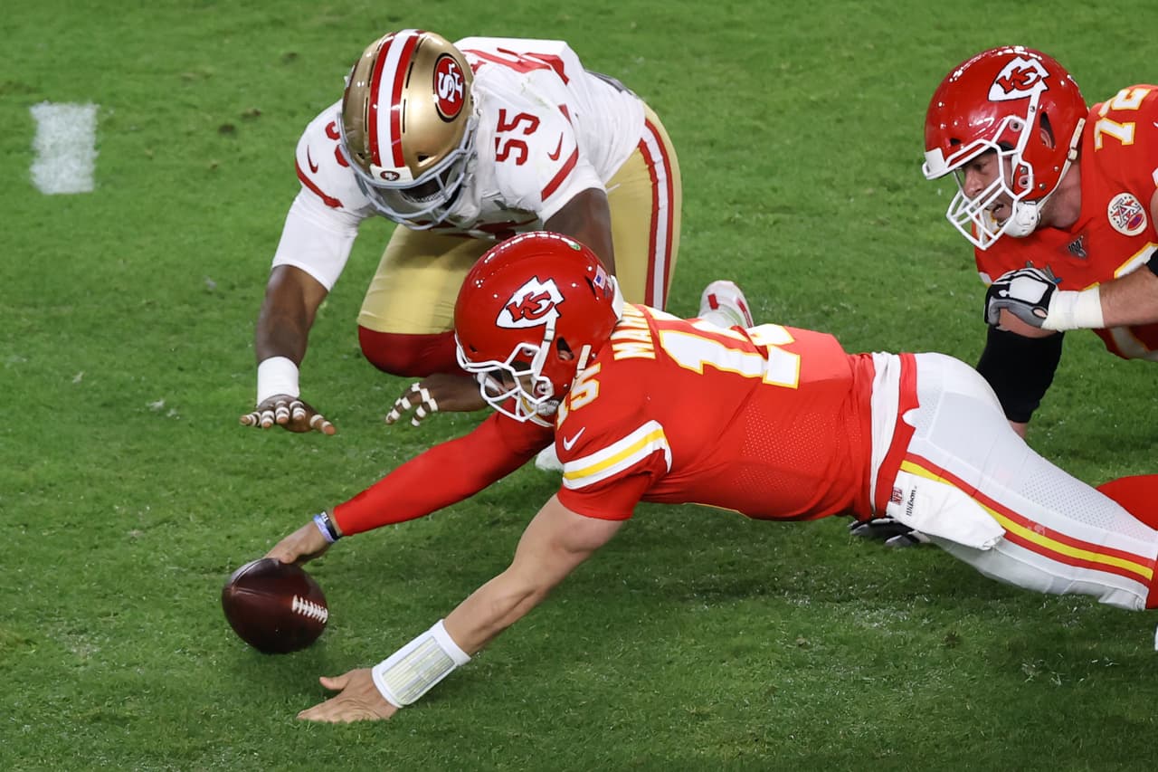 La defensiva de San Francisco 49ers presionó a Patrick Mahomes y le ocasionó un balón suelto por parte de Nick Bosa. Para fortuna del QB de Chiefs, él mismo recuperó el ovodie.