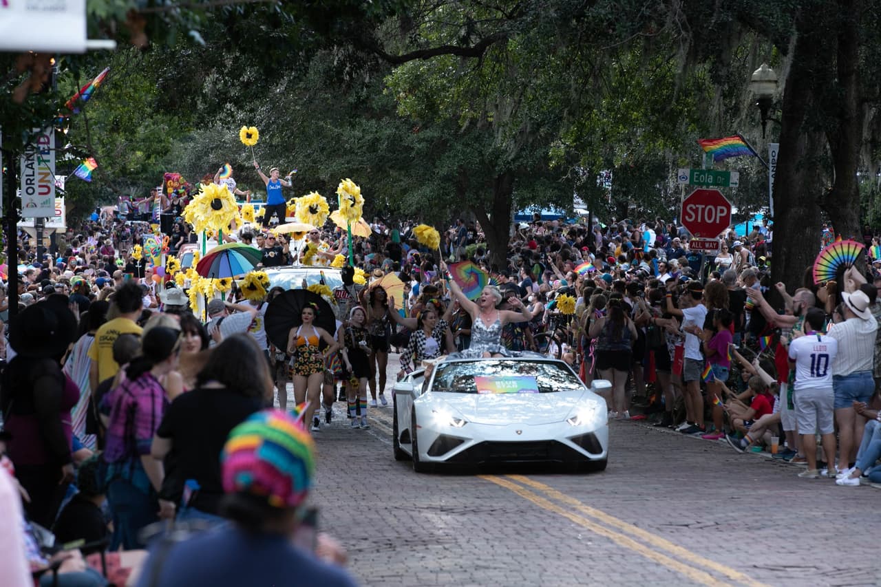 El festival y desfile "Come Out Pride Orlando" reunió el sábado 15 de octubre a miles de personas en el Parque Lake Eola que celebraron la diversidad y el Orgullo de la comunidad LGBTQ+ de Florida Central.