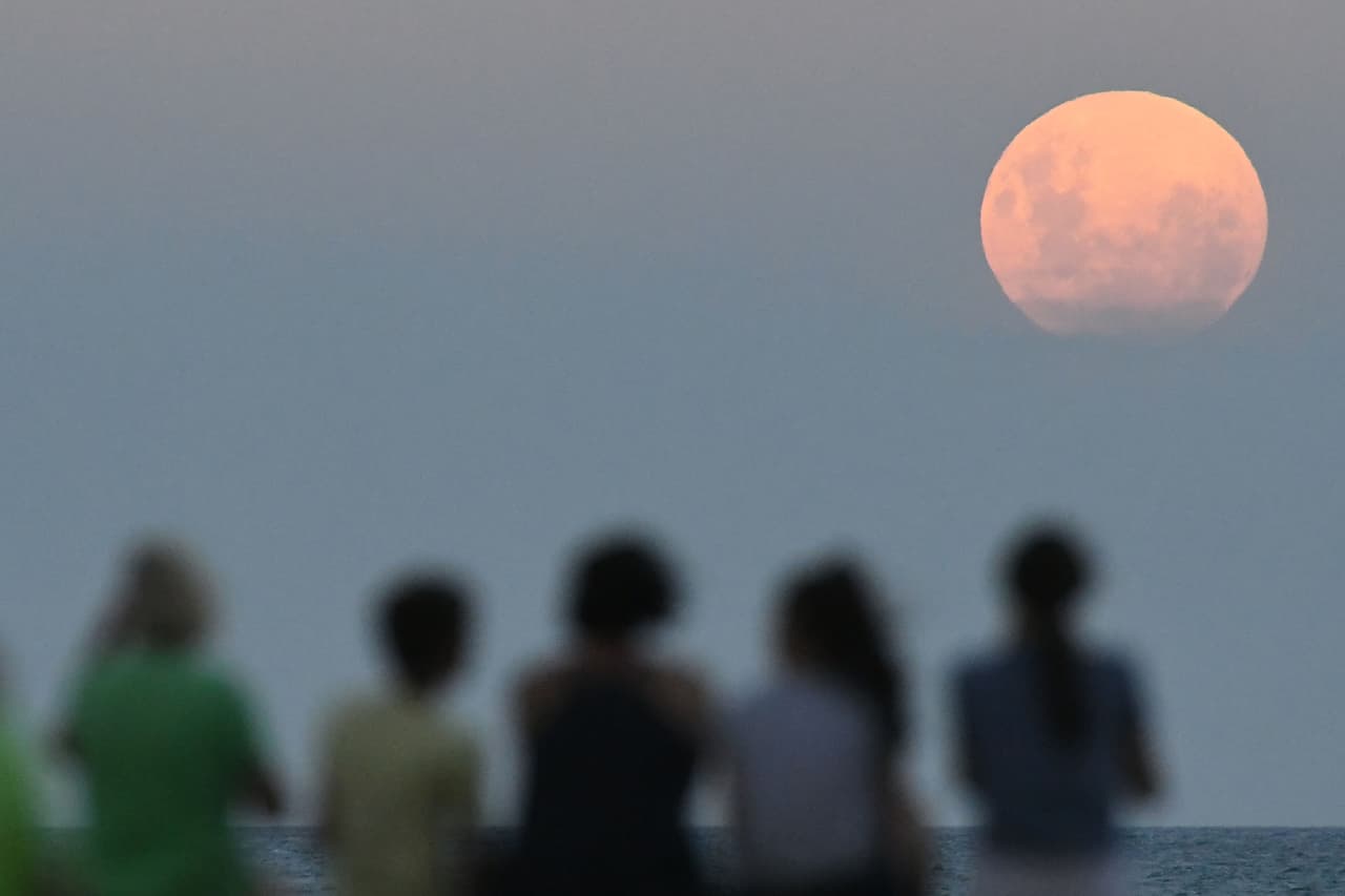 La superluna desde Napier, Nueva Zelanda, antes del comienzo del eclipse.
<br>
