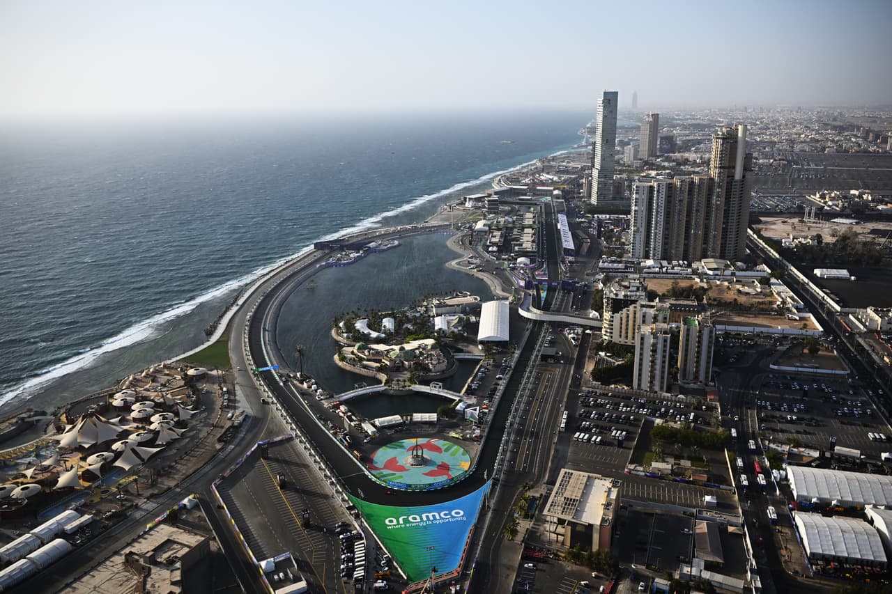 <h3 class="cms-H3-H3">25. Arabia Saudita</h3>
<br>
<br>🌎 
<b>Renta Nacional Bruta (RNB) per cápita: </b>$47,790
<br>
<br>🌎
<b> Producto Interno Bruto (PIB) de 2020: </b>$1.6 billones.
<br>
<br>🌎 
<b>Población:</b> 34.8 millones.
<br>
<br>🌎
<b> Esperanza de vida:</b> 75.1 años.
<br>