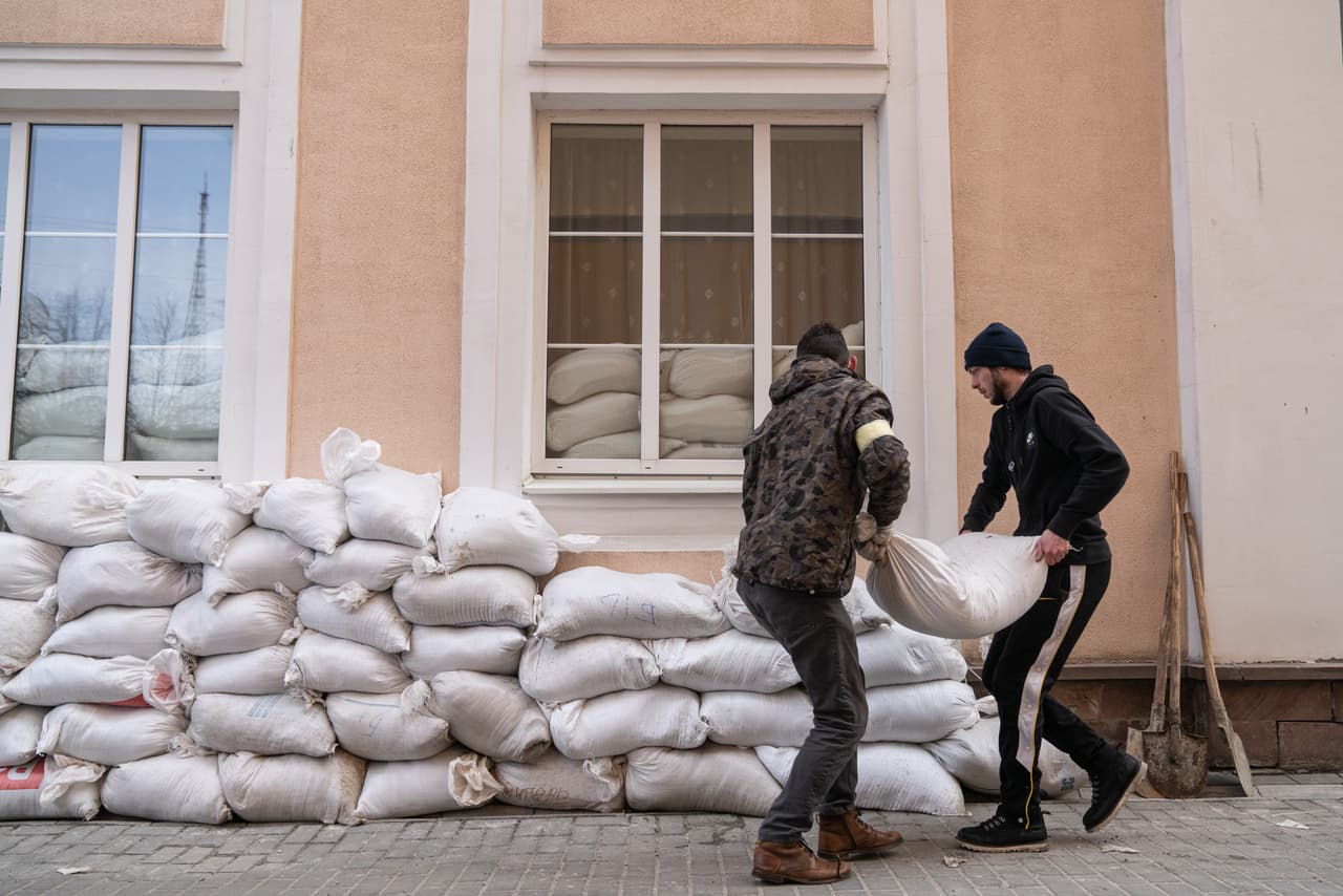 En Ivano-Frankivsk colocan sacos de arena delante de un centro comunitario cultural para protegerlo de los posibles ataques de fuerzas rusas.