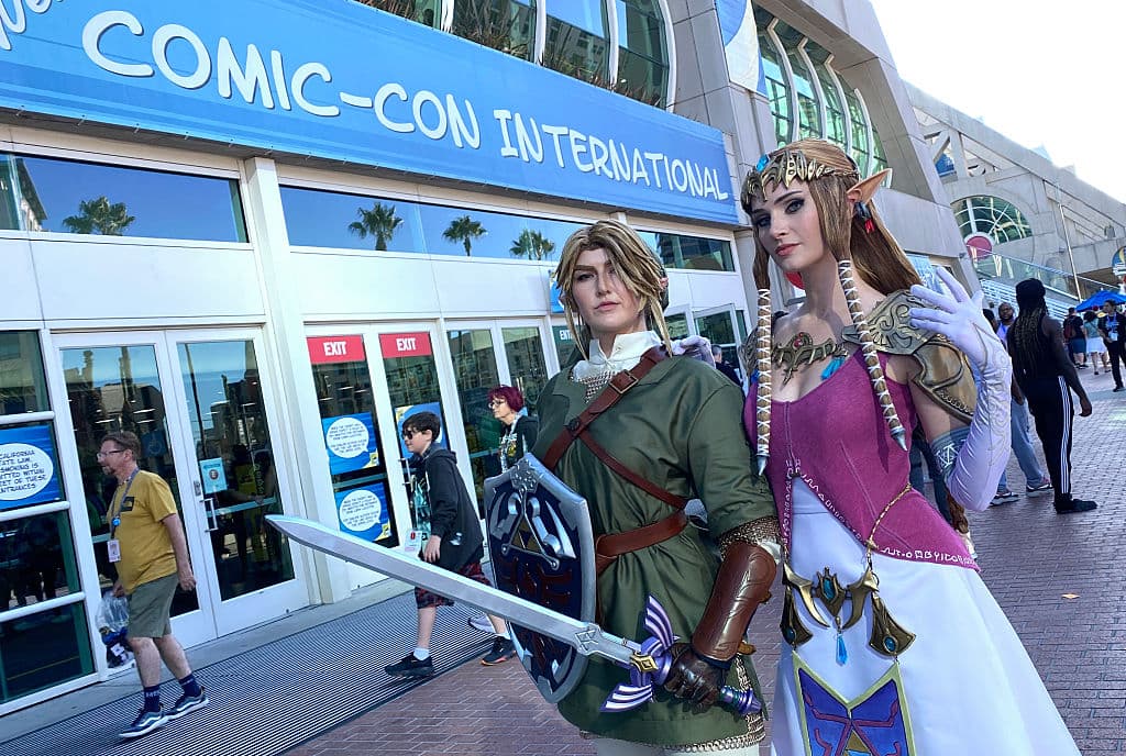 Cosplayers de Zelda posan a las afueras del centro de convenciones durante la Comic Con International en San Diego, California, el 23 de julio de 2025.
