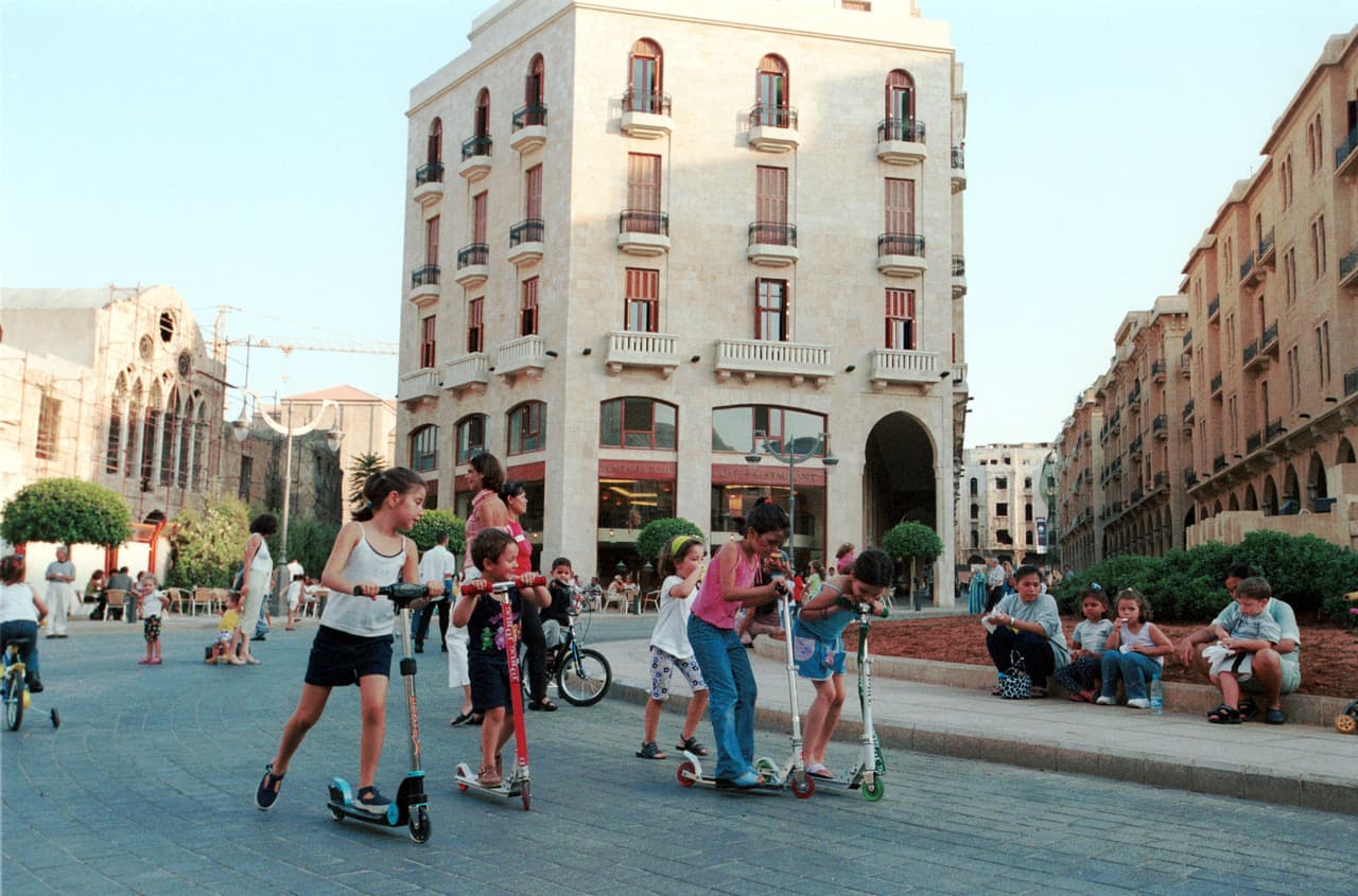 Hoy día, 
<b>el centro histórico de Beirut</b> es un símbolo de modernidad y lujo, con una arquitectura que sedujo como pocas a la inversión extranjera y disparó su recuperación económica. Pero, por haber sido reconstruida por una compañía privada, también se convirtió en lo que el Post llama una “ciudad excluyente”. Edificaciones históricas fueron derribadas no precisamente a causa de la guerra, sino en plena recuperación, apartando un tanto la ciudad de lo que había sido. Por otra parte, la falta de reconciliación política y el insaciable interés económico ha hecho que la urbe aún adolezca de infraestructura y servicios básicos.