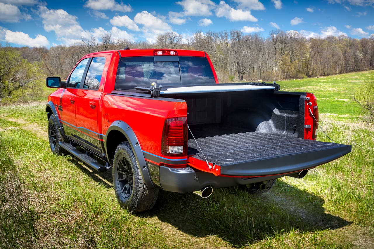 La Mopar ’16 Ram Rebel cuenta con una ingeniosa cubierta para su caja de carga.