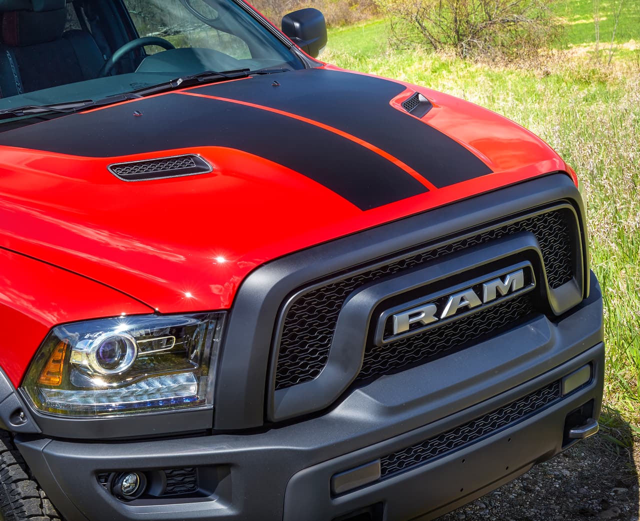 El tratamiento gráfico del capó de la Mopar ’16 Ram Rebel es exclusivo para el modelo.