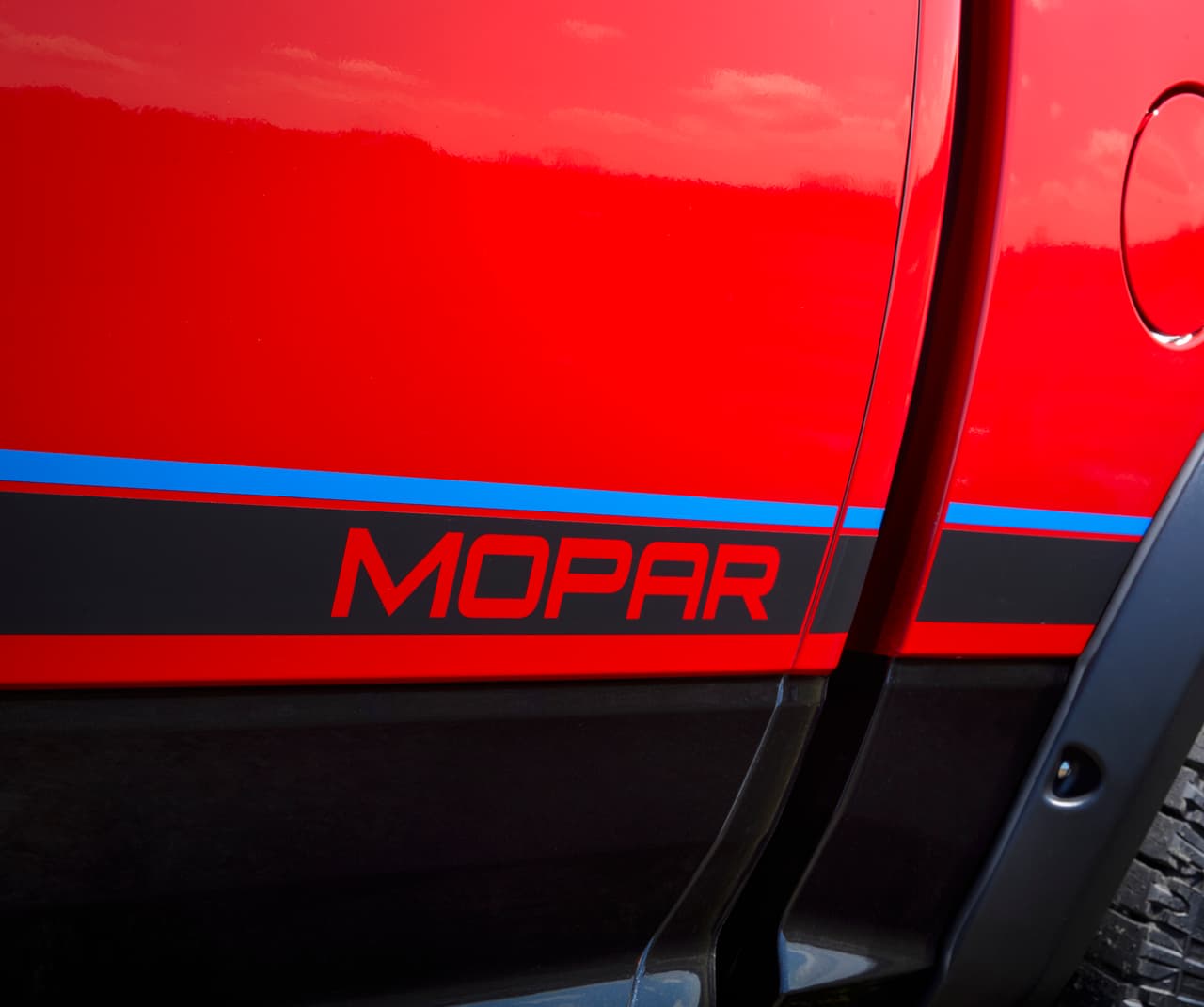 Los gráficos laterales son una de las claves visuales que distinguen a la Mopar ’16 Ram Rebel, de sus hermanas más pedestres.