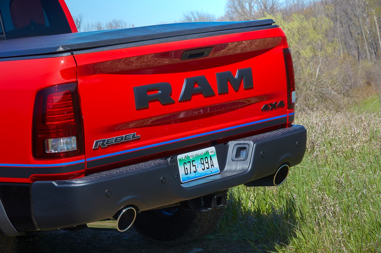 La Mopar ’16 Ram Rebel puede ser equipada con una boca de aire frío que junto con el sistema de escape especial a partir del convertidor catalítico logran un increíble rugido a la vez que permiten una circulación más fluida de los gases de escape aumentando la potencia de la camioneta.