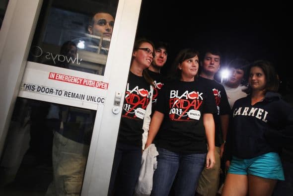 Como cada Viernes Negro las tiendas se llenaron de miles de personas con una sola intención: comprar a los mejores precios. Sin embargo, no todo fue color de rosa para los compradores ya que también hubo algunos accidentes violentos.