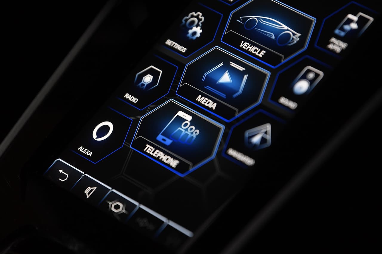 Esta es la primera vez que un superdeportivo presenta un sistema de información y entretenimiento conectado con los servicios digitales de Amazon.
<br>
<br>Y de hecho, ambas compañías siguen trabajando en conjunto para desarrollar más innovaciones de conectividad e integración.