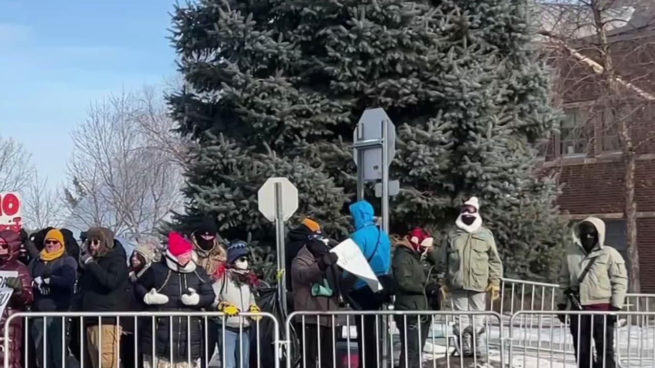 Siguen las protestas en Mineápolis contra presencia del ICE, a pesar del intenso frío en las calles