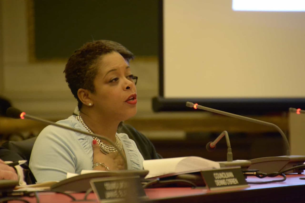 Es una acusación impactante que un concejal de la ciudad de Filadelfia presentó una resolución el jueves para ordenar audiencias sobre los tratos del 
<a href="https://www.univision.com/local/philadelphia-wuvp/la-ciudad-pone-fin-a-su-asociacion-con-philly-fighting-covid-y-esto-debes-saber">Departamento de Salud de la ciudad con Philly Fighting COVID </a>después de que un voluntario de la clínica publicó en Twitter que el director ejecutivo de la clínica se llevó a casa una bolsa llena de vacunas .
<br>
<br>“¿Cómo se permitió que sucediera esto, y cuáles eran los protocolos de la ciudad y la demanda de saber cuántas inyecciones se dieron? ¿Y también cuál es nuestro registro de esto? Hay tantas preguntas ", afirmó Bass.