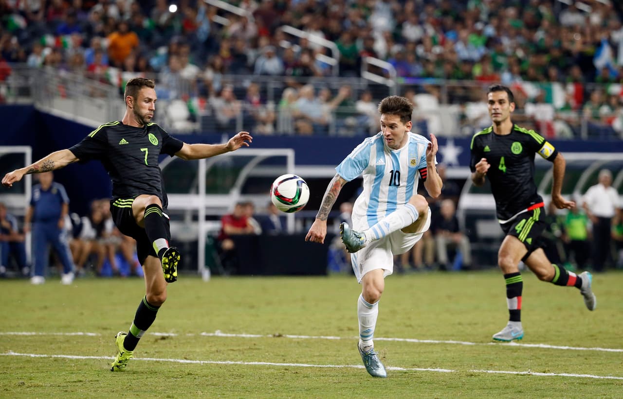 En 2015, Watford contrató a Layún que ya estaba acostumbrado a enfrentar a grandes rivales con México. Durante el primer semestre con el equipo fue pieza clave para el ascenso del equipo a la Premier.