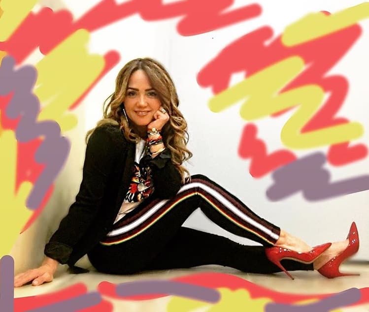 Los pantalones con rayas laterales alargan y estilizan muy bien las torneadas piernas de la conductora de HOY.