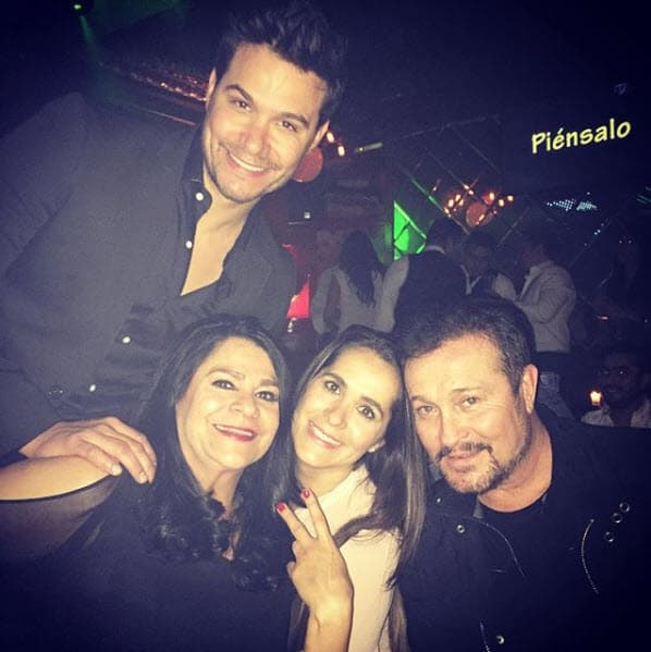 Formaron una familia sólida al lado de sus dos hijos: Khiabet (33 años) y Brandon (31 años), con quienes tienen un lazo muy fuerte a pesar de que ya están formando su propia historia junto a sus parejas.
<br>