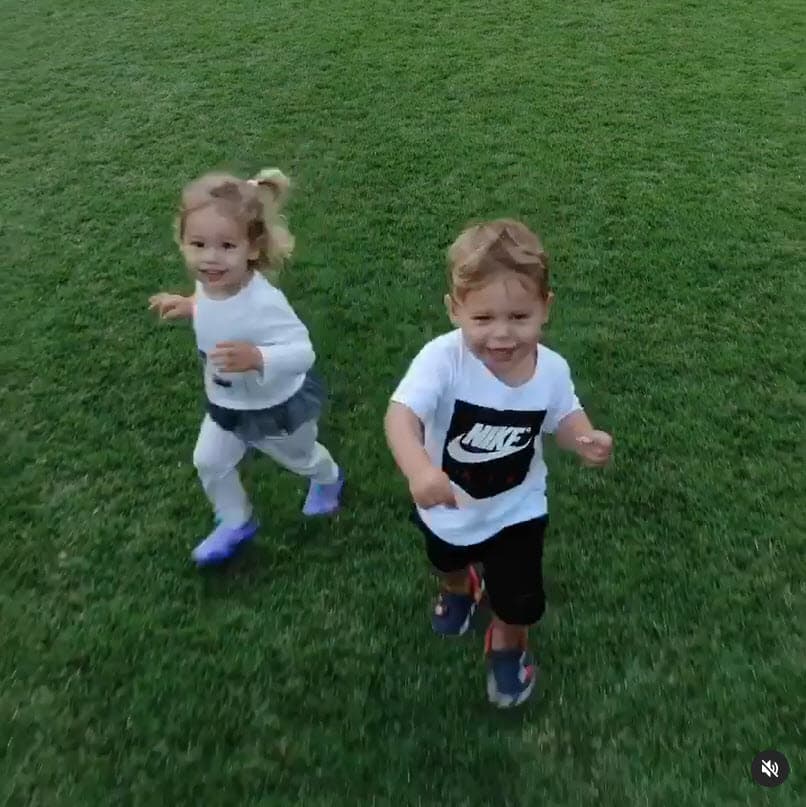 La pareja es muy hermética en cuanto a su vida familiar, sin embargo, de vez en cuando comparten videos y fotografías de los pequeños, con lo que muestran su crecimiento.